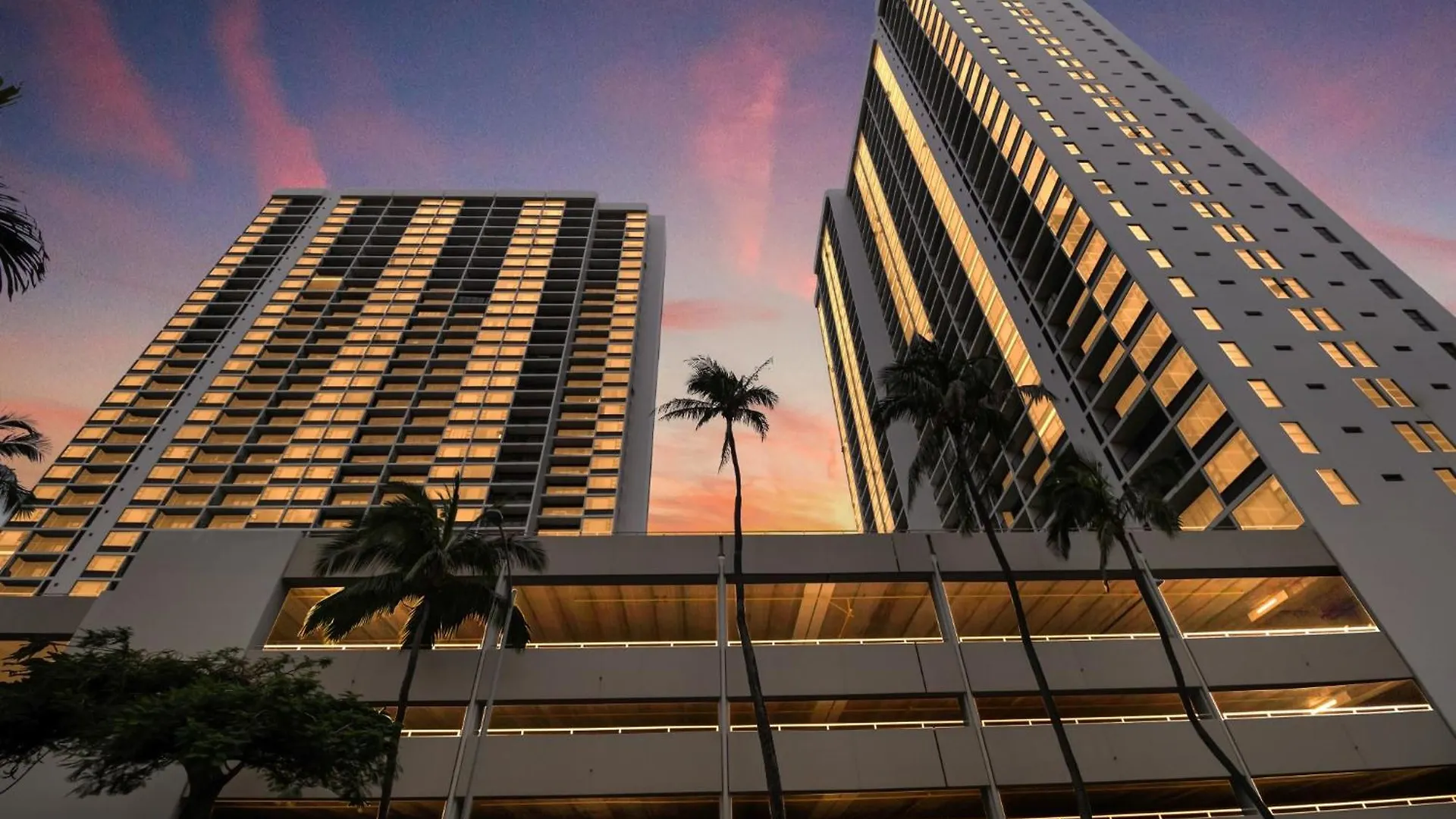 Experience Luxury At Waikiki Banyan-Free Parking Apartment Honolulu