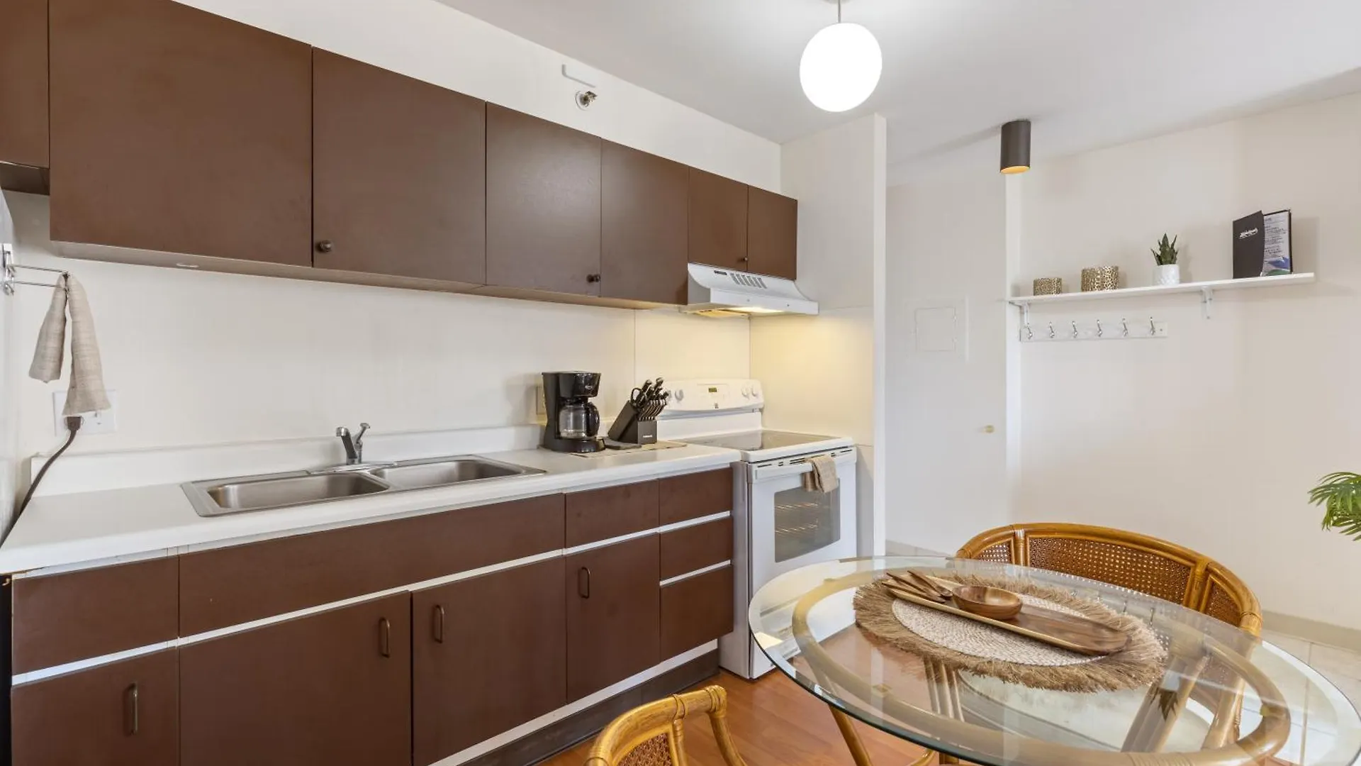 Experience Luxury At Waikiki Banyan-Free Parking Apartment Honolulu