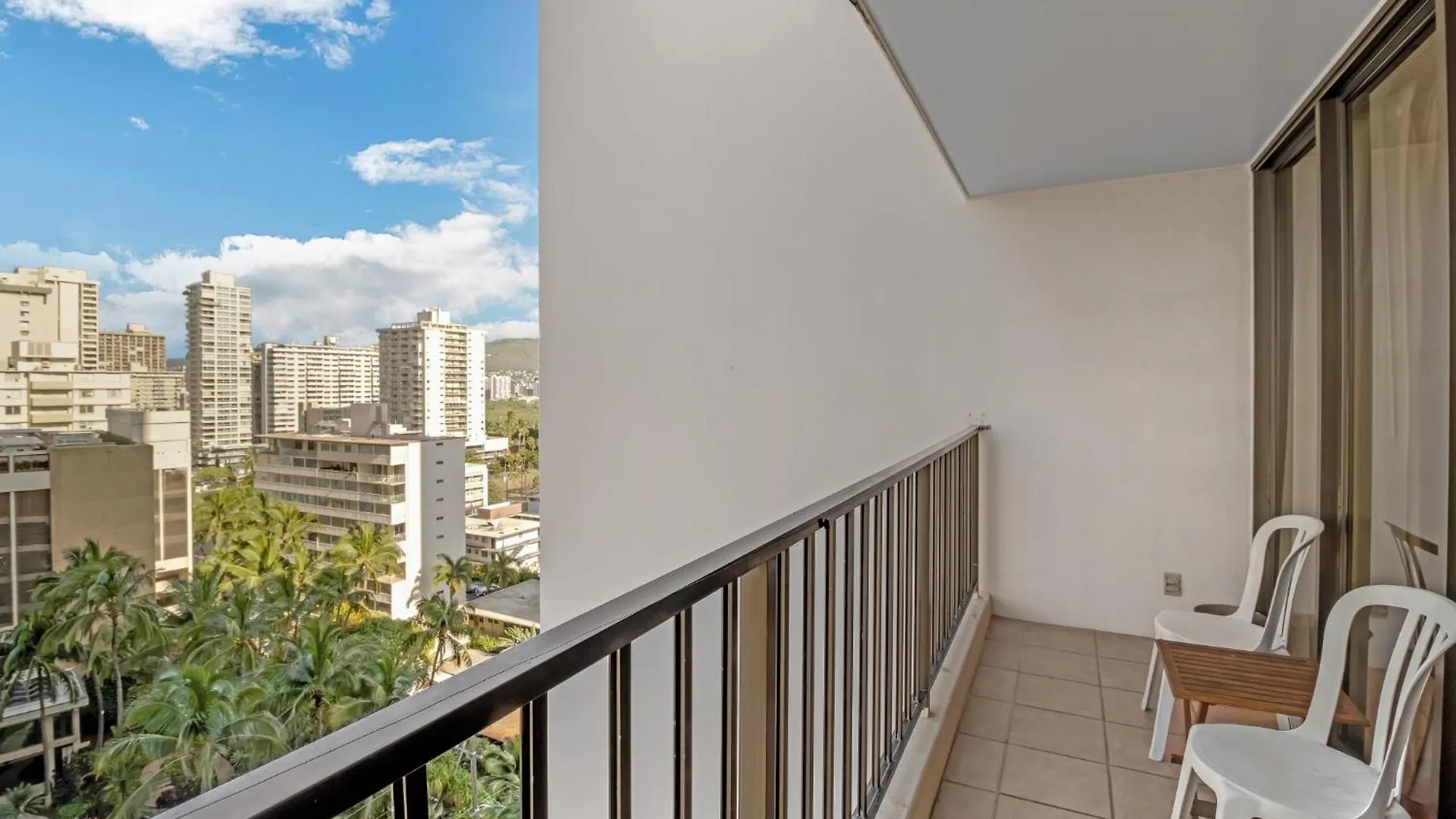 Experience Luxury At Waikiki Banyan-Free Parking Apartment Honolulu
