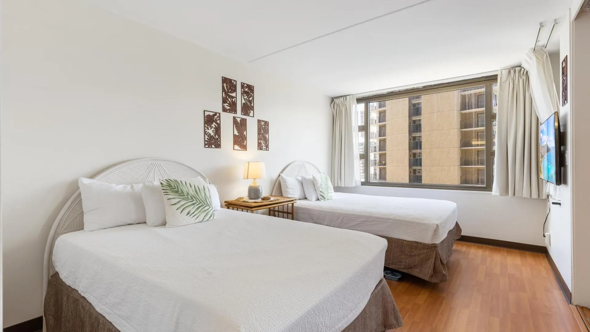 Experience Luxury At Waikiki Banyan-Free Parking Apartment Honolulu