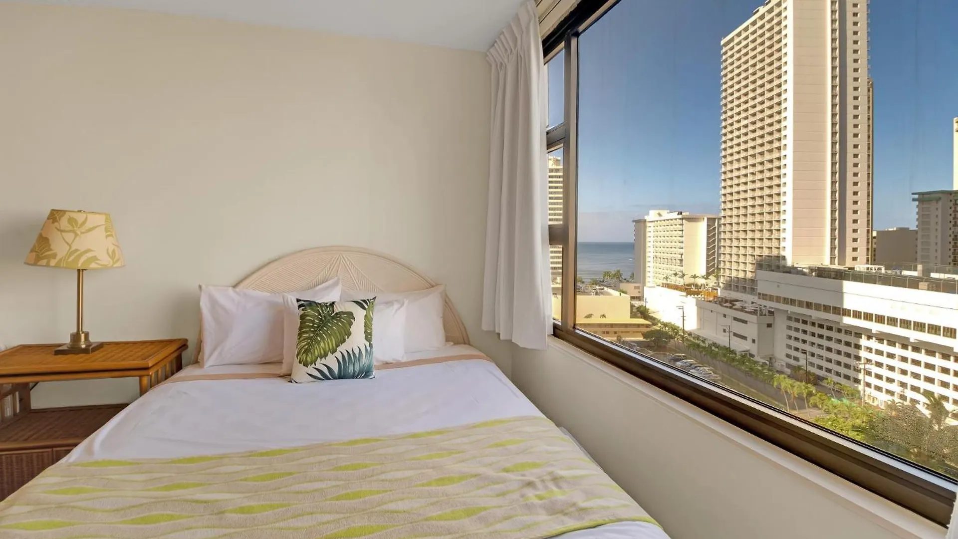 Experience Luxury At Waikiki Banyan-Free Parking Apartment Honolulu United States