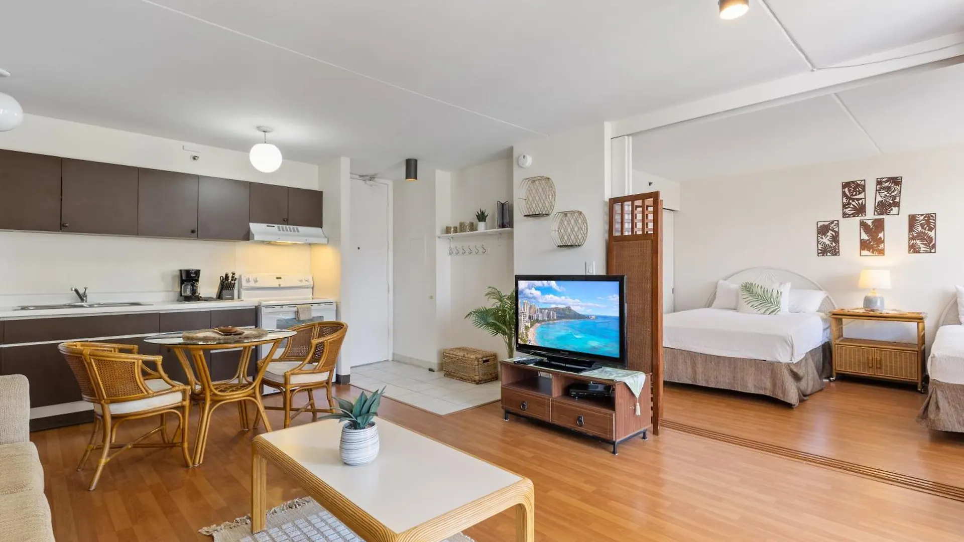 Experience Luxury At Waikiki Banyan-Free Parking Apartment Honolulu