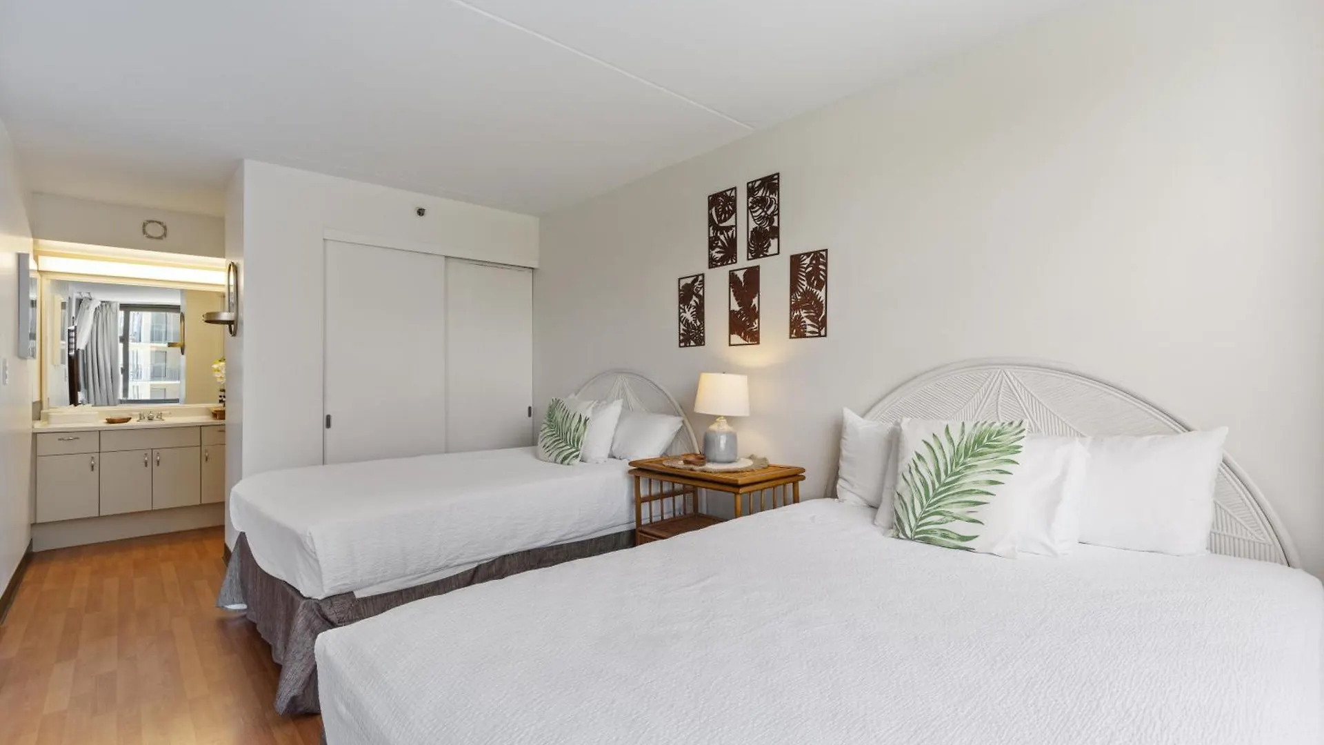 Experience Luxury At Waikiki Banyan-Free Parking Apartment Honolulu