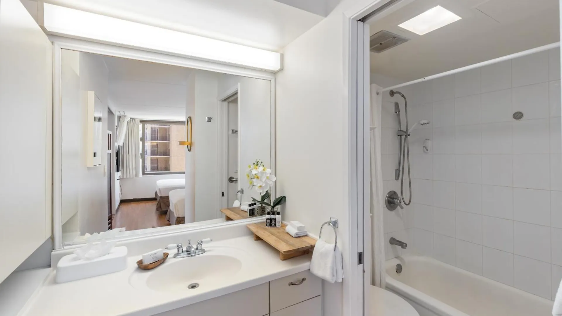 Experience Luxury At Waikiki Banyan-Free Parking Apartment Honolulu
