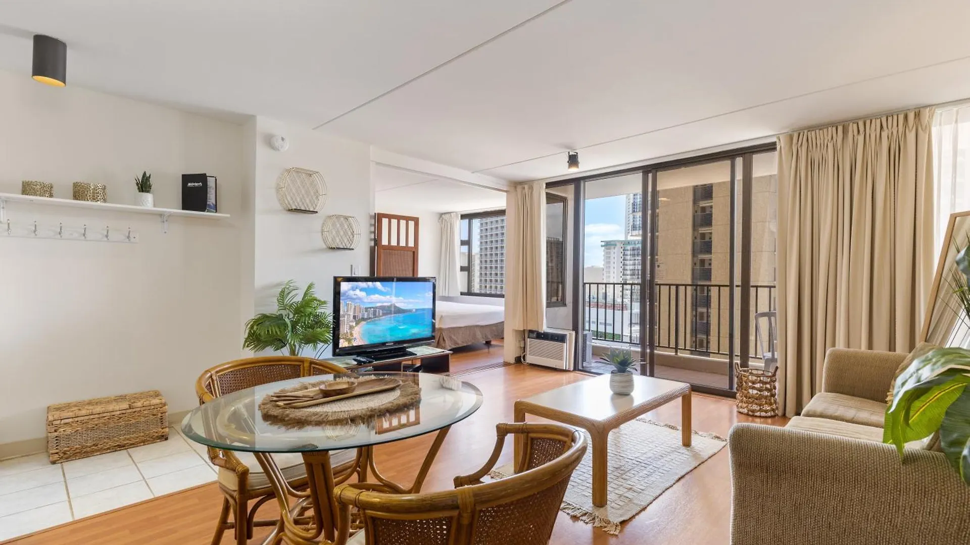Experience Luxury At Waikiki Banyan-Free Parking Apartment Honolulu